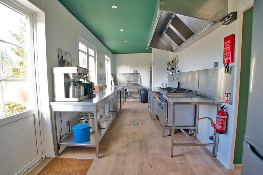Cuisine équipée du gîte Ranch de Sologne avec plan de travail en inox et équipements professionnels.