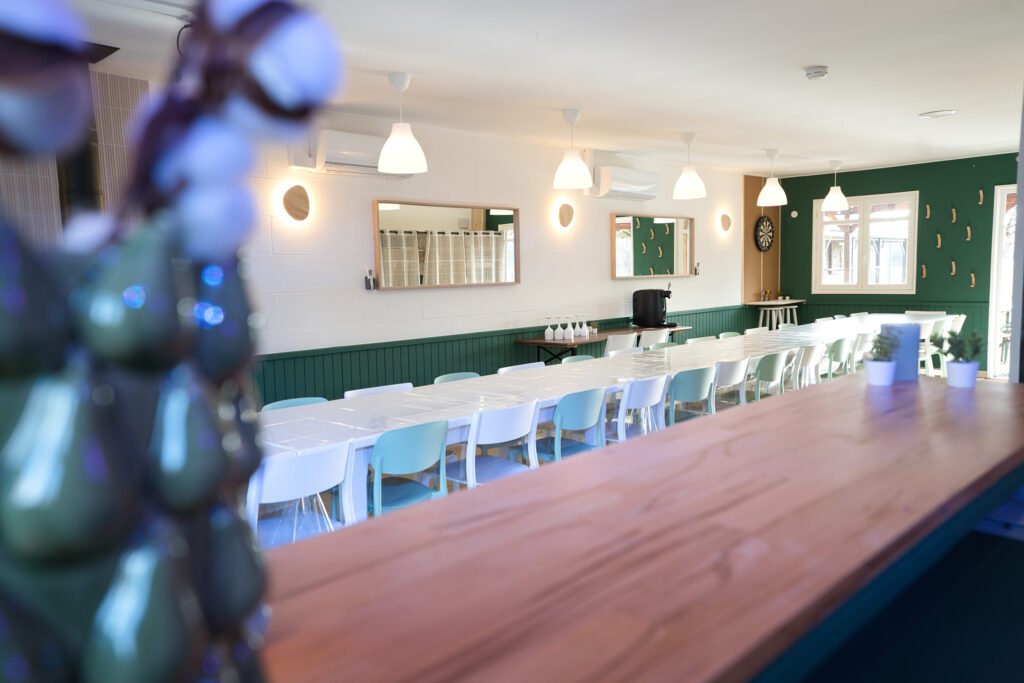 Salle de réception du gîte Ranch de Sologne avec grande table conviviale pour les repas de groupe.