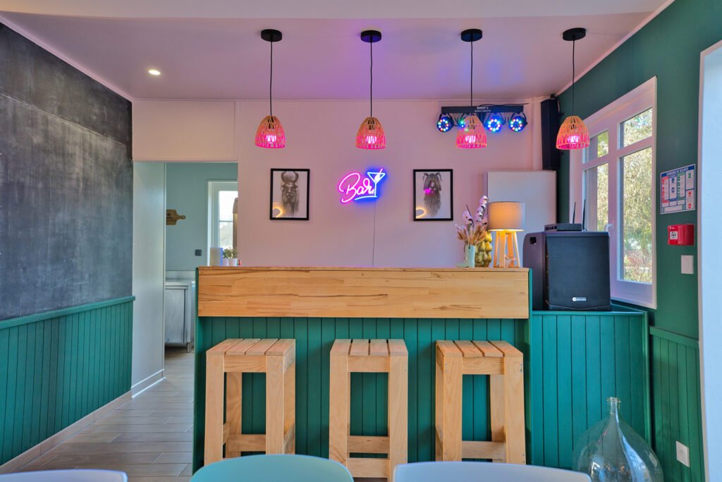 Espace bar de la salle de réception du gîte Ranch de Sologne avec accès à la cuisine et gestion de la sono.