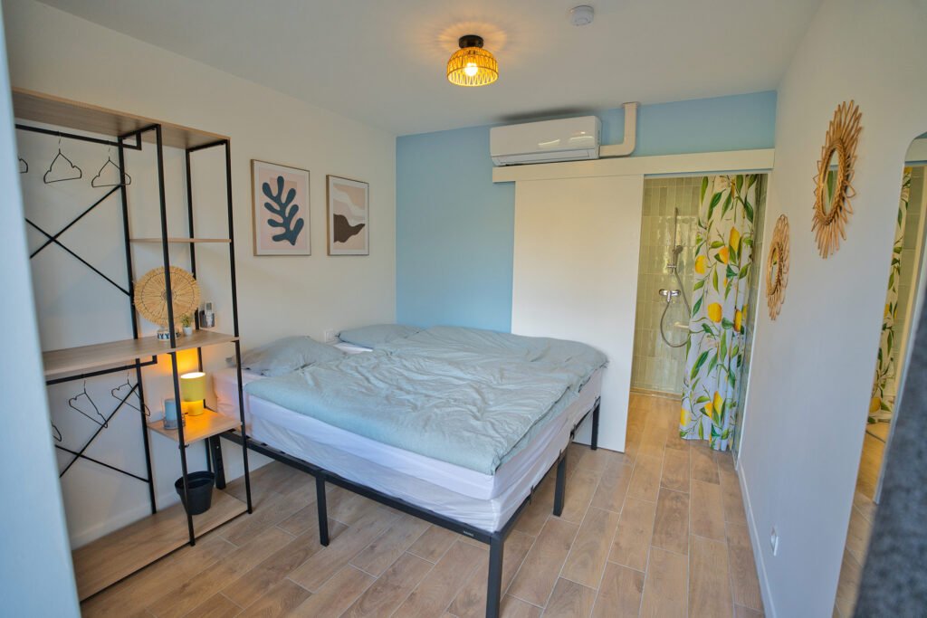 Chambre du gîte Ranch de Sologne avec lit double et salle de bain attenante.