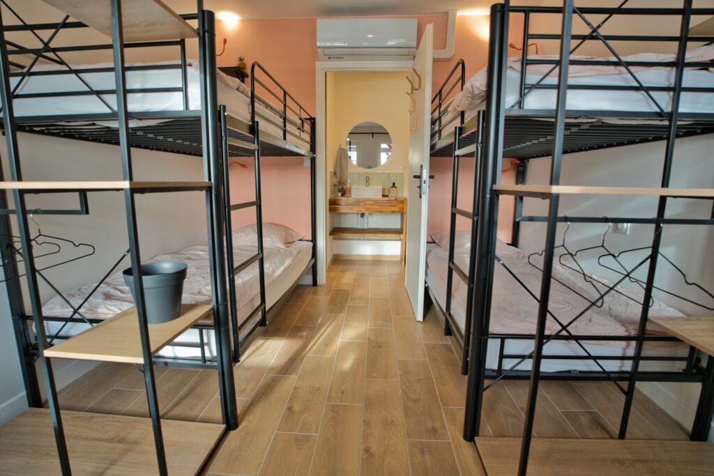 Chambre 4 du gîte Ranch de Sologne avec deux lits superposés pour l’hébergement de groupe.