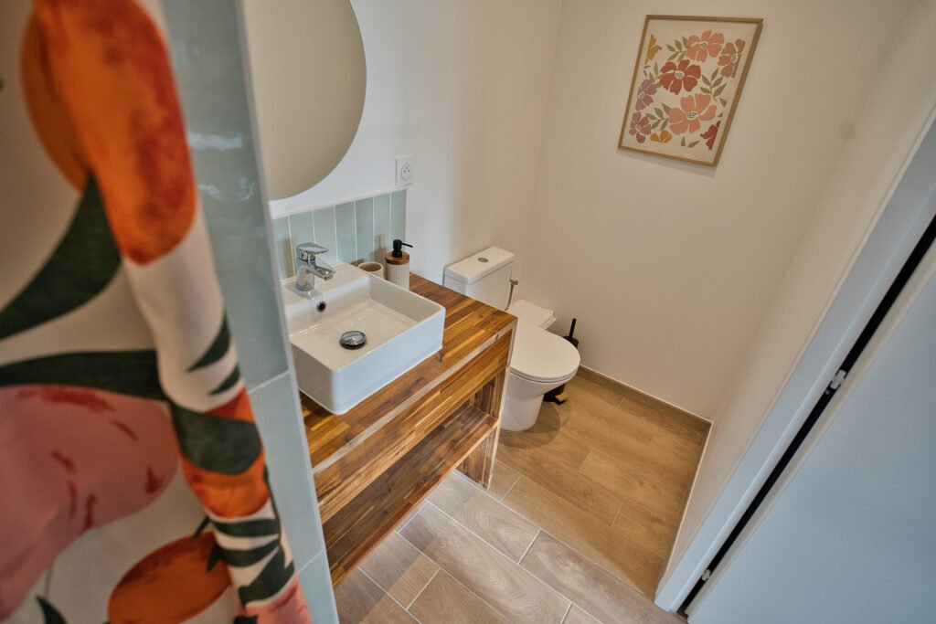 Salle de bain du gîte Ranch de Sologne avec lavabo, toilettes et douche.
