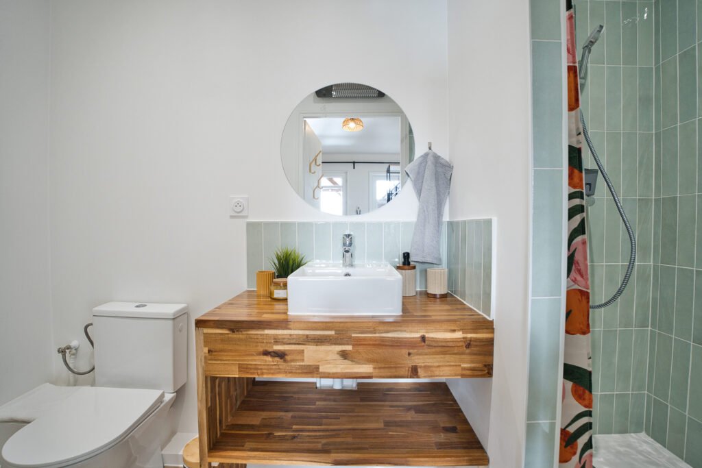 Salle de bain du gîte Ranch de Sologne avec douche, lavabo et toilettes.