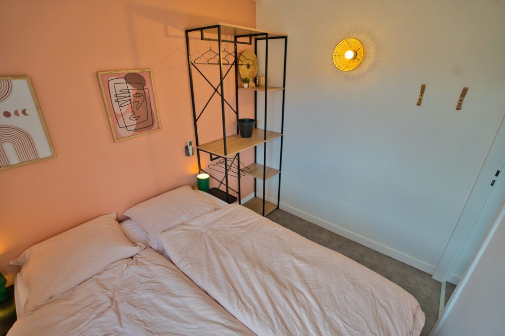 Chambre du gîte Ranch de Sologne avec lits jumeaux et accès à la salle de bain.