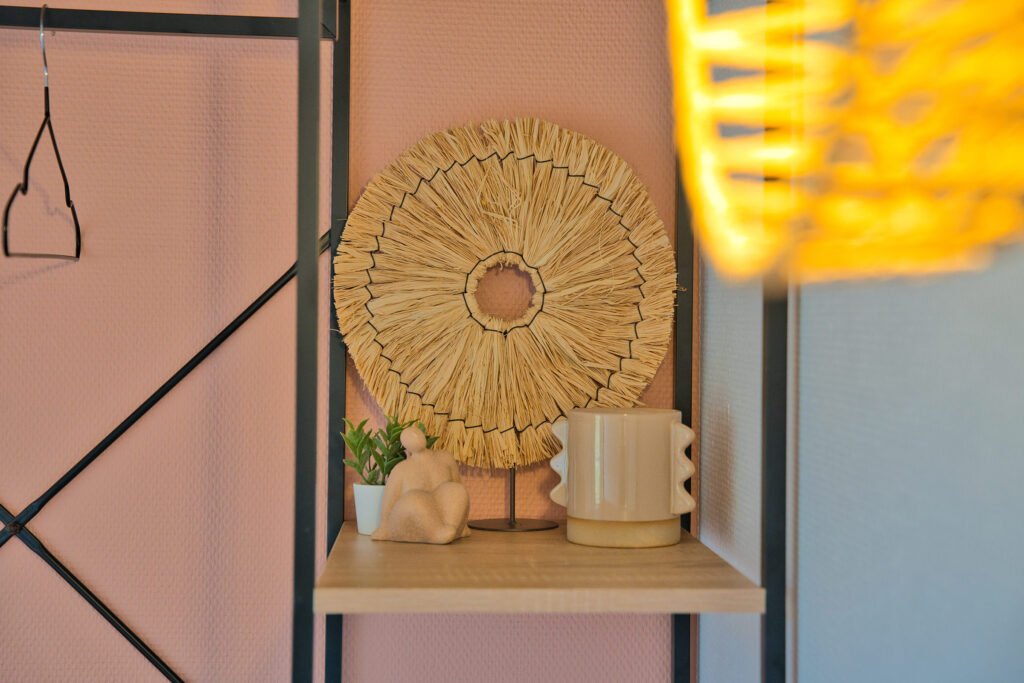Détail de décoration dans une chambre du gîte Ranch de Sologne avec objets décoratifs et ambiance chaleureuse.