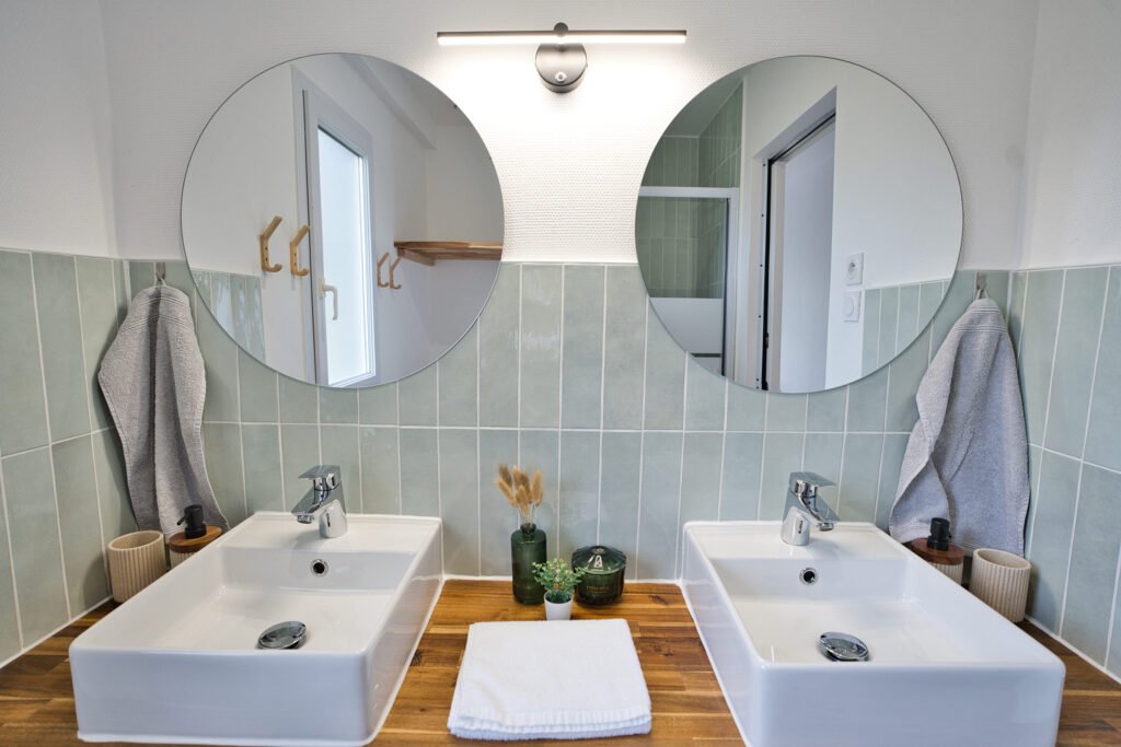 Salle de bain du gîte Ranch de Sologne avec double vasque et miroirs.
