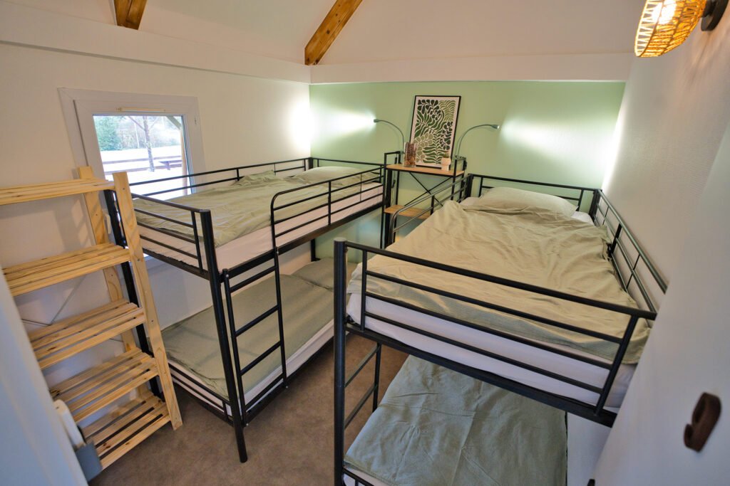 Chambre dortoir du gîte Ranch de Sologne avec lits superposés.
