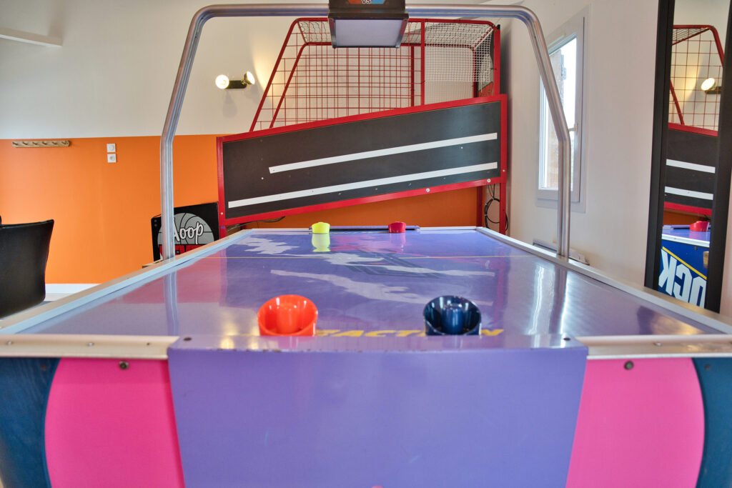 Air hockey dans la salle de jeux du gîte Ranch de Sologne