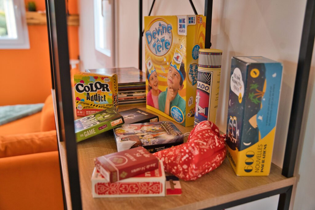 Jeux de société mis à disposition dans la salle de jeux du gîte Ranch de Sologne