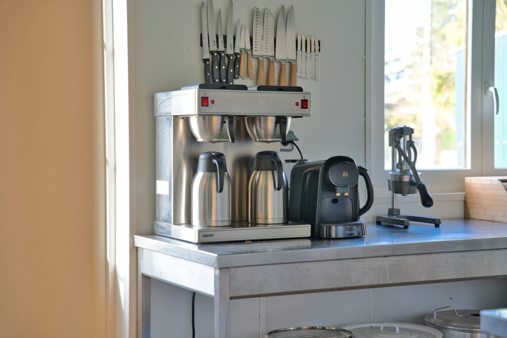 Cafetieres et couteaux dans la cuisine du gite Ranch de Sologne