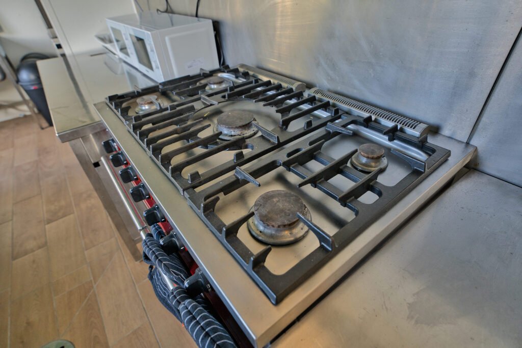 Piano à cinq feux dans la cuisine du gîte Ranch de Sologne