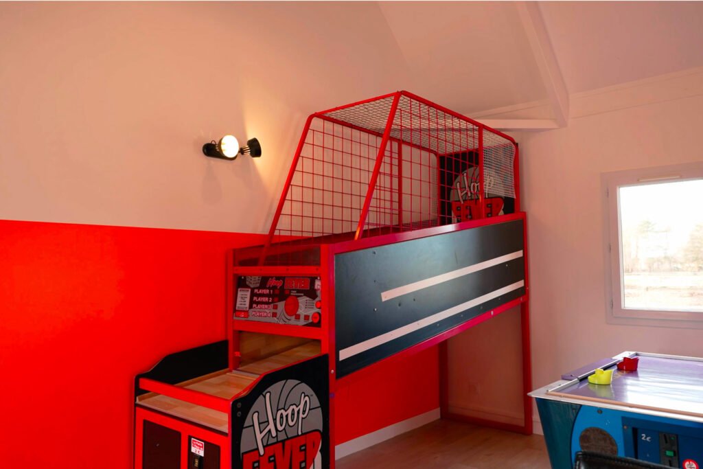 Borne d'arcade basket et air hockey dans la salle de jeux du gîte Ranch de Sologne